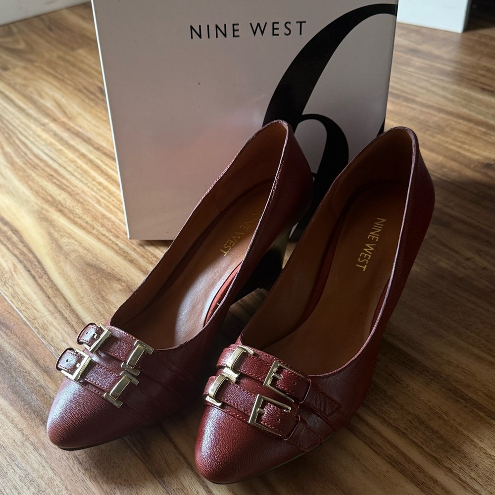 Nine West Women's sz 7 Burgundy cognac gold buckle zabaar wedge pumps 2” heels